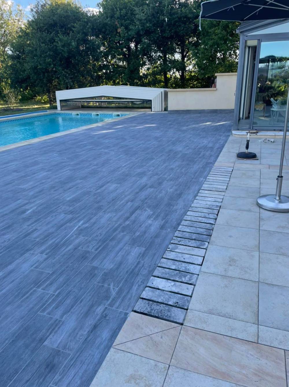 Bord de piscine en carrelage