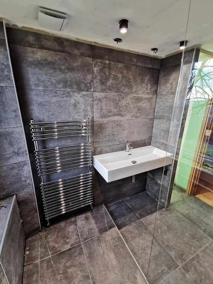 Salle de bain avec douche à l'italienne