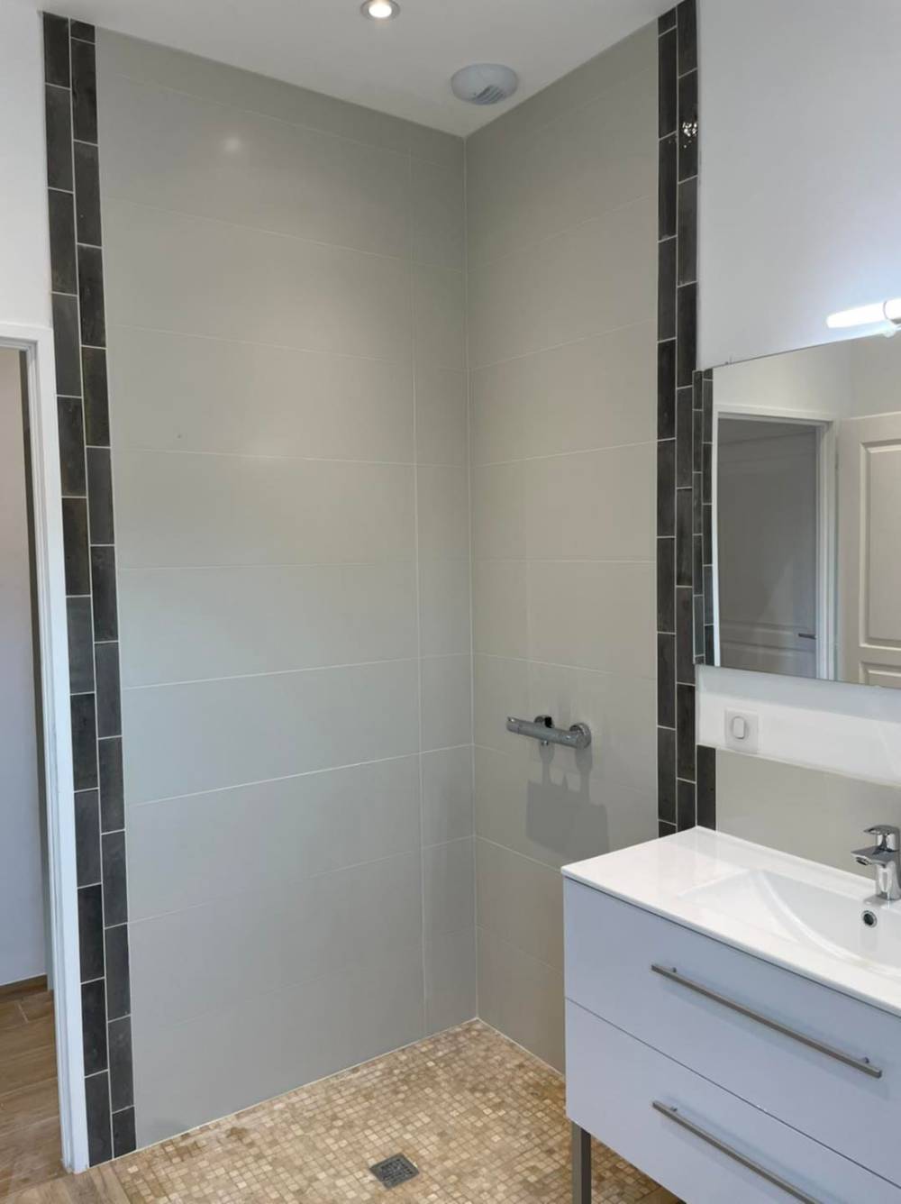 Douche à l'italienne petits carreaux