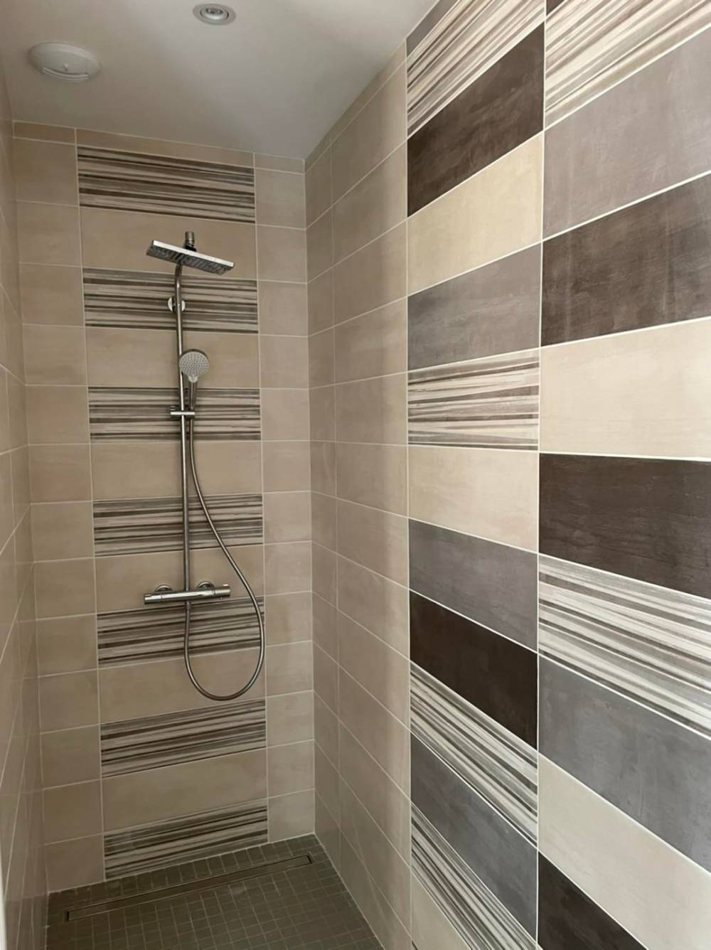 Douche à l'italienne avec faïence grand carreaux