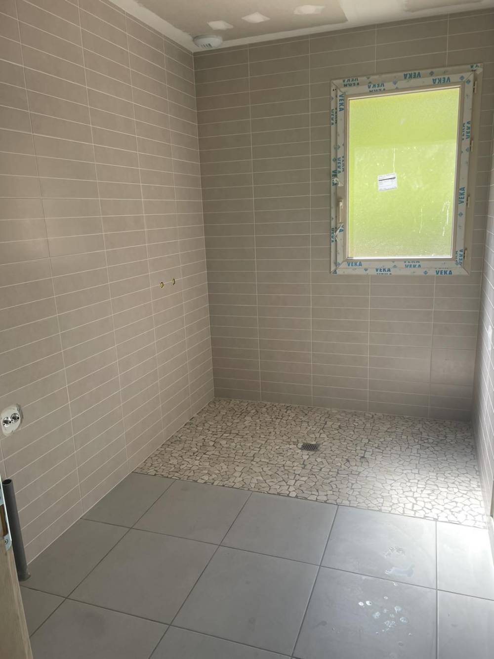 Douche à l'italienne imitation bois et galets