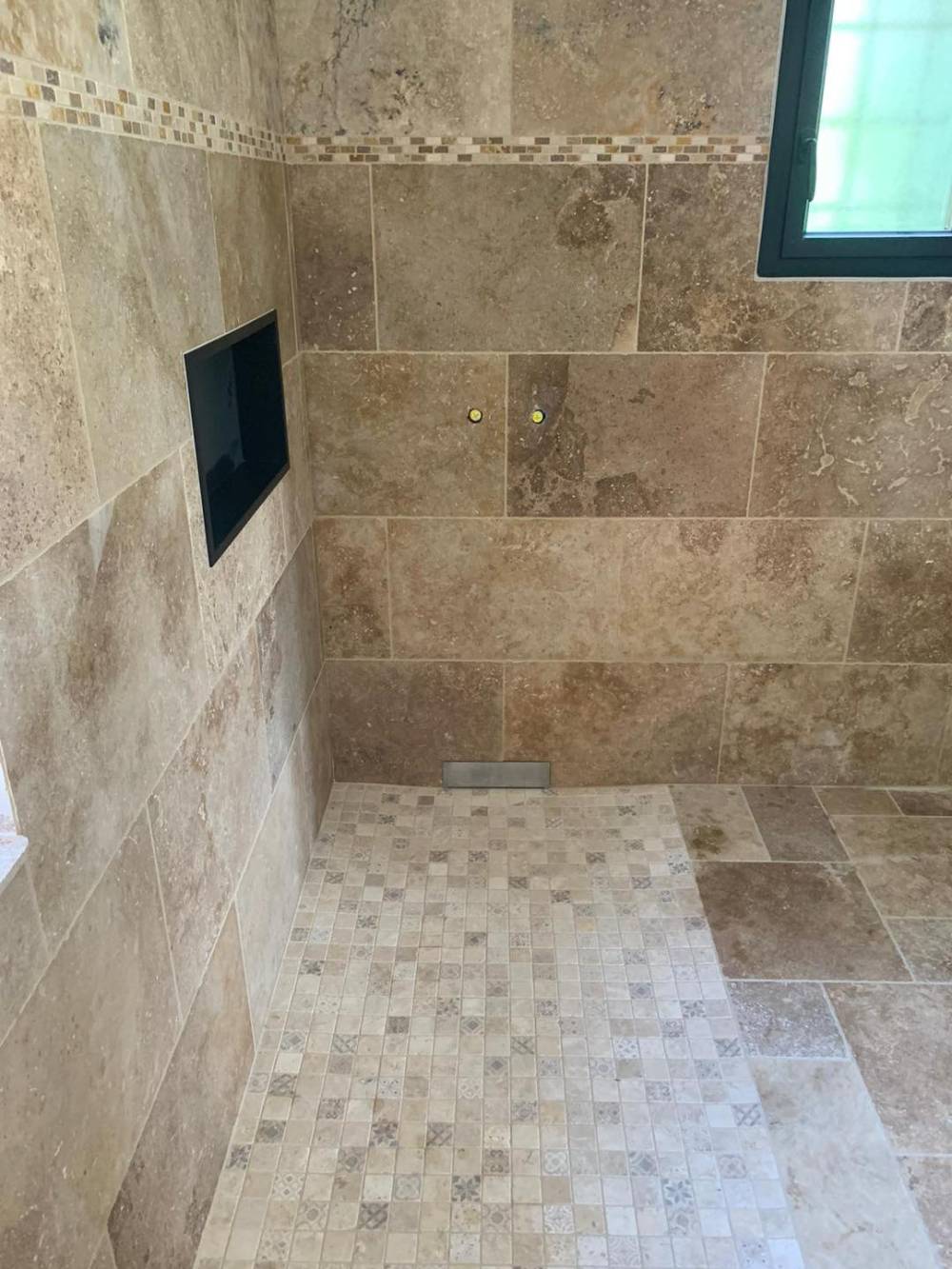 Douche à l'italienne travertin